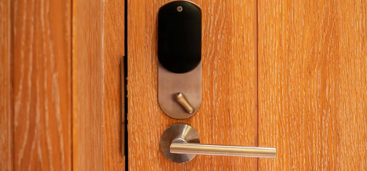 Automatic Locking Door Knob Clovis